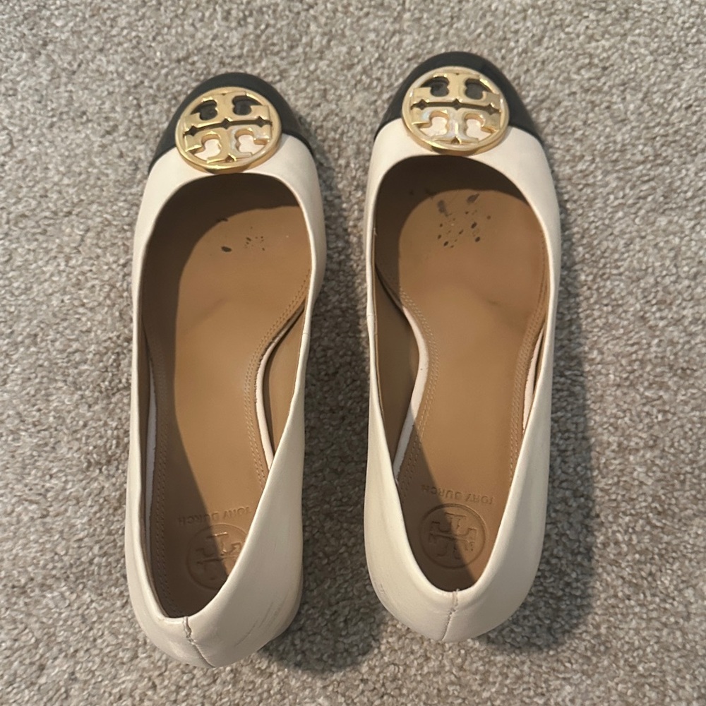 Tory Burch Two-Tone Ivory and Black Leather Ballet Flats with Gold Logo - Picture 7 of 8